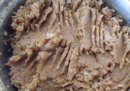 1. Этап. Гречневые оладьи: 2. Готовую остывшую кашу перемалываем миксером или блендером, чтобы получилась действительно каша. Я потом так и продолжаю все смешивать блендером, раз уж включила, поэтому всыпаю стакан муки и получаю основу оладий.