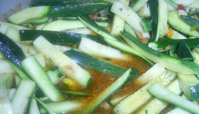 1. Этап. Кабачки по-татарски: Кладем сверху кабачки, перемешиваем и варим полтора часа на медленном огне. В процессе варки овощная подлива полностью покроет кабачки, кроме того они и сами выделят достаточно много сока.