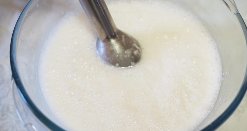 1. Этап. Молоко из кокоса: Проработайте остывшую массу погружным блендером для лучшего отделения кокосового молока.