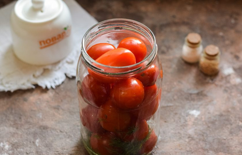 1. Этап. Помидоры без кислоты на зиму: Помидоры вымойте и сделайте проколы в месте роста плодоножки. Переложите томаты в банку.