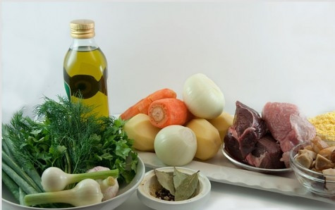 1. Этап. Шурпа из оленины: Подготовить продукты: овощи почистить, мясо порезать.