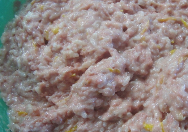 1. Этап. Мясная запеканка, как в детском садике: Солим, перчим и перемешиваем массу до однородности.