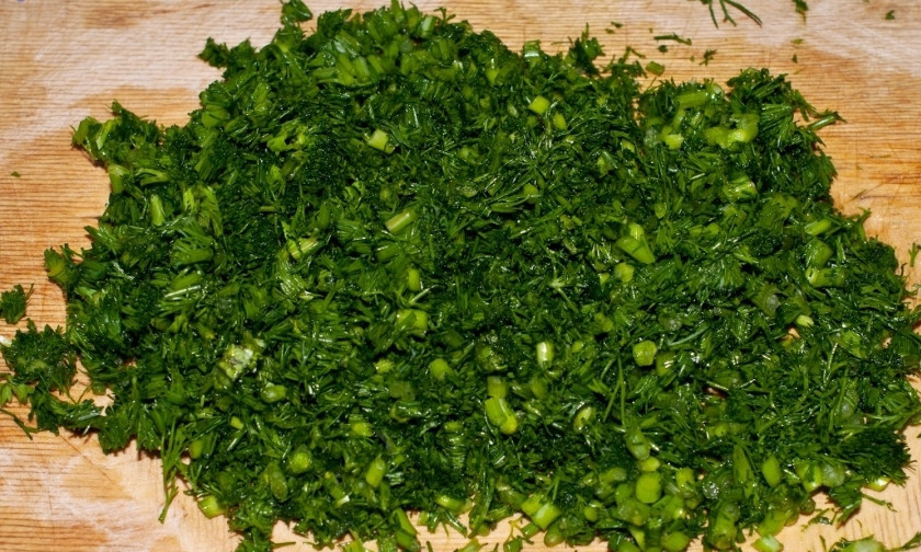 1. Этап. Пельмени в горшочке в молоке: 6. Мелко нарезаем укроп и/ или петрушку.