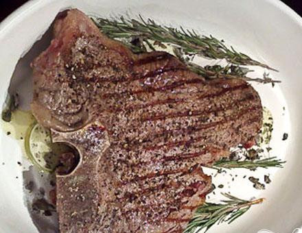 1. Этап. Стейк (T-Вone steak): 5. Теперь добавляем сюда травы: розмарина, тимьяна, орегано. С обеих сторон поперчим стейк. Минут на десять ставим в разогретый духовой шкаф.