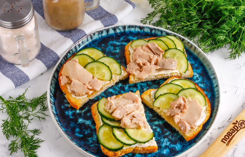 1. Этап. Брускетты с печенью трески: Вскройте консервы с печенью трески, аккуратно извлеките печень из масла и выложите на незаполненные половинки брускетт.