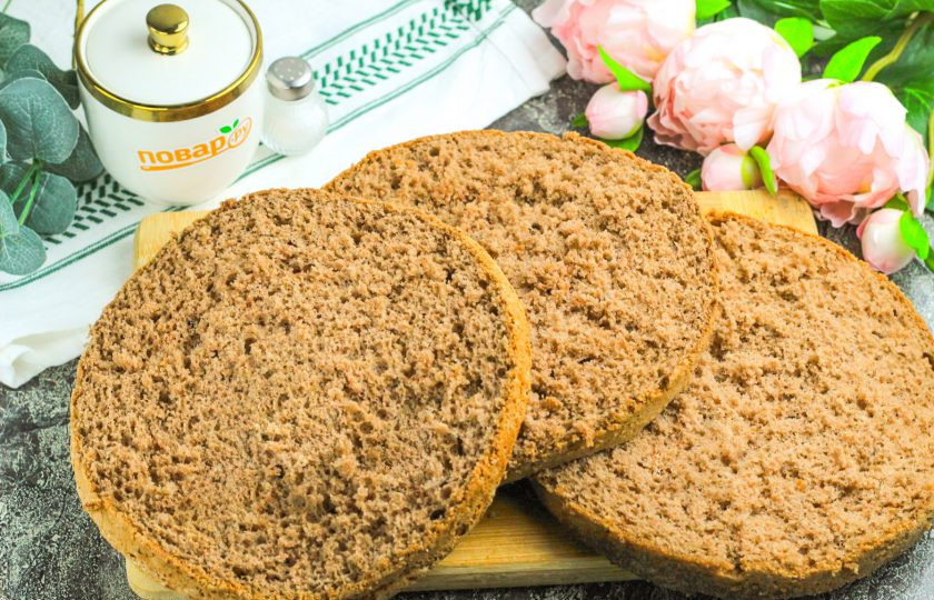 1. Этап. Шоколадный торт с кремом из вареной сгущенки: Когда бисквит полностью остынет, разрежьте его на три коржа по горизонтали.