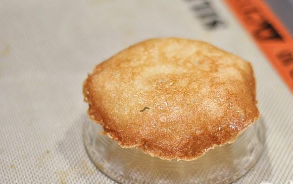 1. Этап. Тюиль с ягодами и взбитыми сливками: 5. Вы можете придать печенью любую форму, используя скалку, чашки, ложки и т.д. Дать печенью полностью остыть, прежде чем подавать. Хранить печенье в воздухонепроницаемом контейнере.