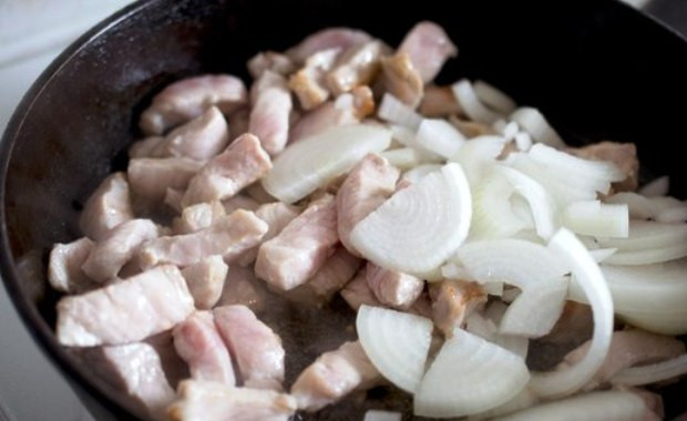 1. Этап. Свинина с зеленой фасолью: Обжарьте мясо на разогретой сковороде, добавьте порезанный лук, а через 5 минут фасоль. Перемешайте.