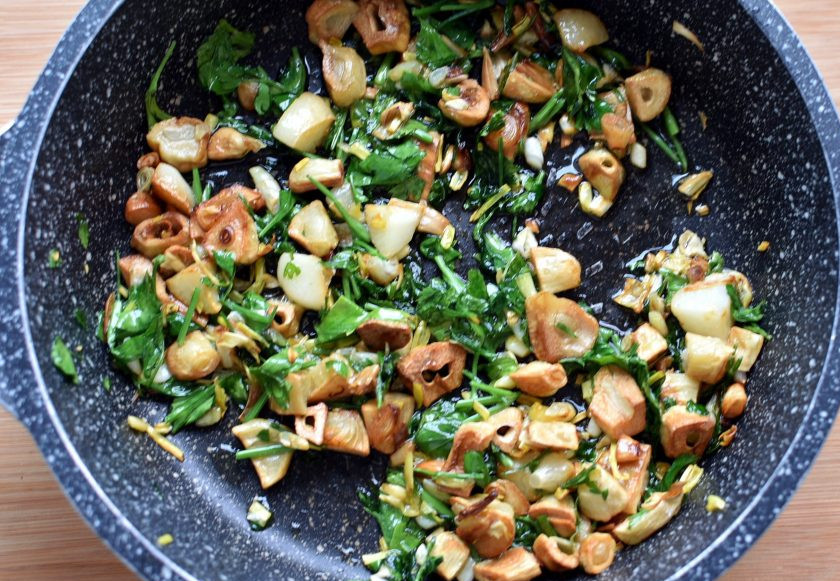 1. Этап. Французский чесночный суп с сырными гренками: Добавьте в сковороду крупно порубленную петрушку (большой пучок, не скупитесь). Слегка ее обжарьте.