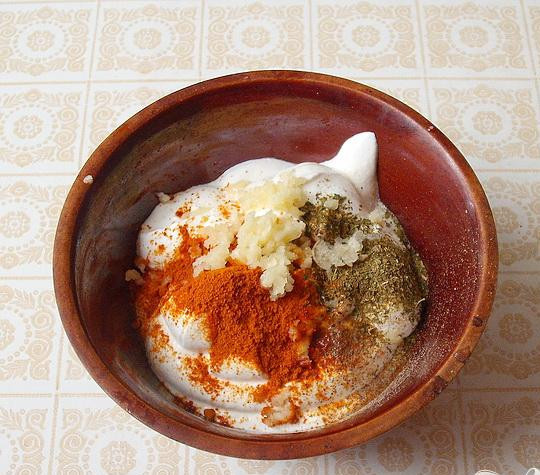 1. Этап. Салат с крабовыми палочками Весёлый краб: 5. Теперь займемся приготовлением заправки к салату: добавляем в сметану черный перец, давленый чеснок, хмели-сунели, паприку, растительное масло куркуму и соль. Все хорошо перемешиваем.