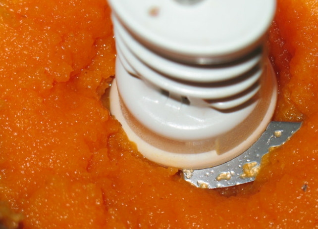 1. Этап. Коврижка из тыквы: Тыкву почистите и порежьте на кусочки. Измельчите до пюреобразного состояния в блендере. Если будет слишком много сока, слейте его. Не стоит добавлять в тесто слишком жидкое пюре.