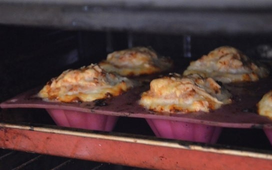 1. Этап. Куриные тефтельки в картофельных корзиночках: 6. Выпекаю формы в разогретом до 190-200 градусов духовом шкафу 40-50 минут.