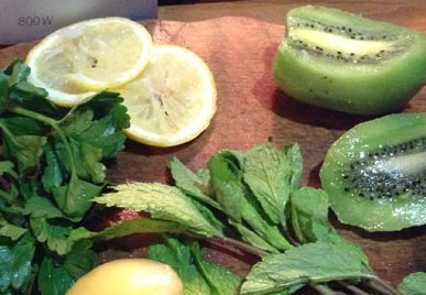 1. Этап. Жиросжигающий зеленый коктейль: Киви почистить и порезать, зелень измельчить.