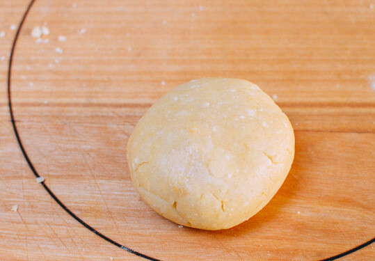 1. Этап. Красивые булочки из дрожжевого теста: 4. В отельной мисочке соедините сухое молоко, разрыхлитель, сахар. Как следует все перемешайте. Добавьте пару столовых ложек молока, ванильный экстракт, маргарин и желток. Замесите однородное тесто.