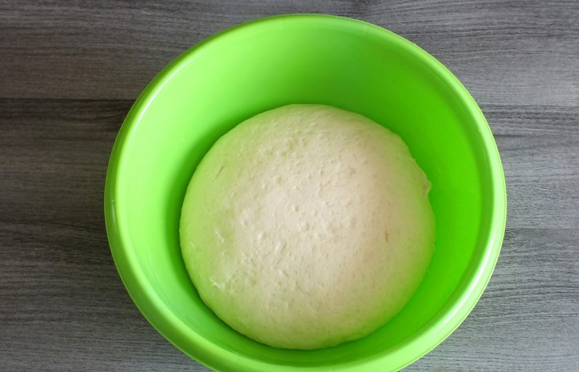 1. Этап. Хлеб в рукаве: Через 45 минут тесто увеличится в объеме.