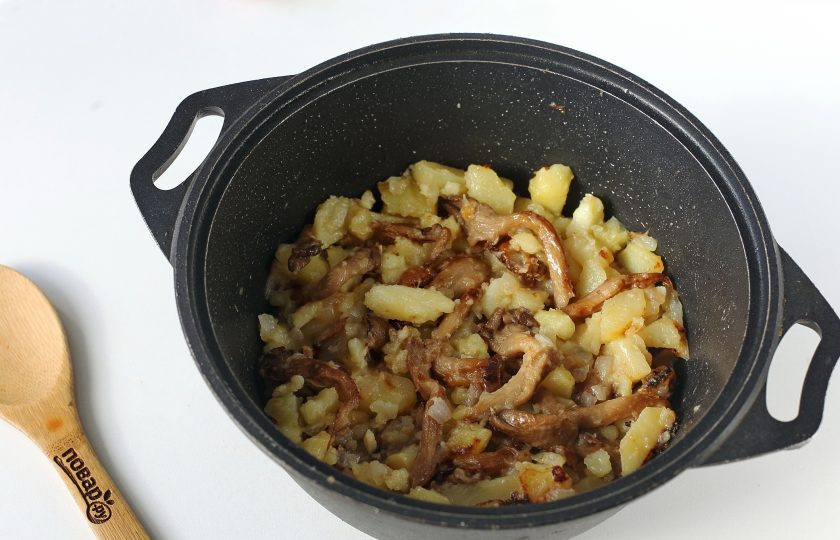 1. Этап. Картошка с грибами в казане: В процессе перемешиваем не более 2-3 раз и если необходимо, подливаем масло. Соль и молотый перец добавьте в самом конце, буквально за 5-7 минут до готовности блюда.