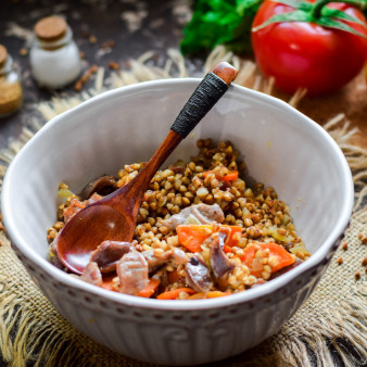 Куриные желудки с гречкой