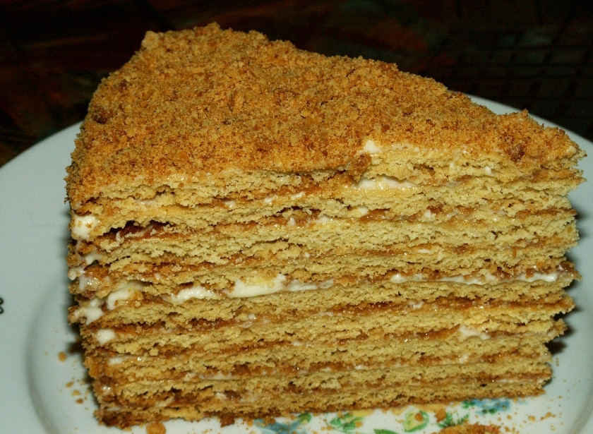 1. Этап. Торт Медовик со сгущенкой: Готовый торт можете подавать к чаю или кофе. Приятного аппетита!