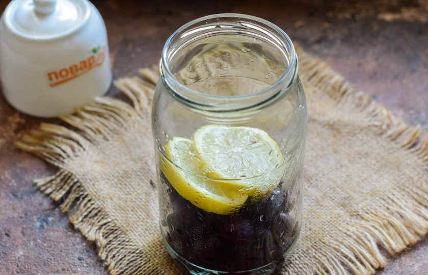 1. Этап. Компот из черешни с лимоном на зиму: Лимон вымойте и просушите, нарежьте дольками или кружочками, добавьте в банку.