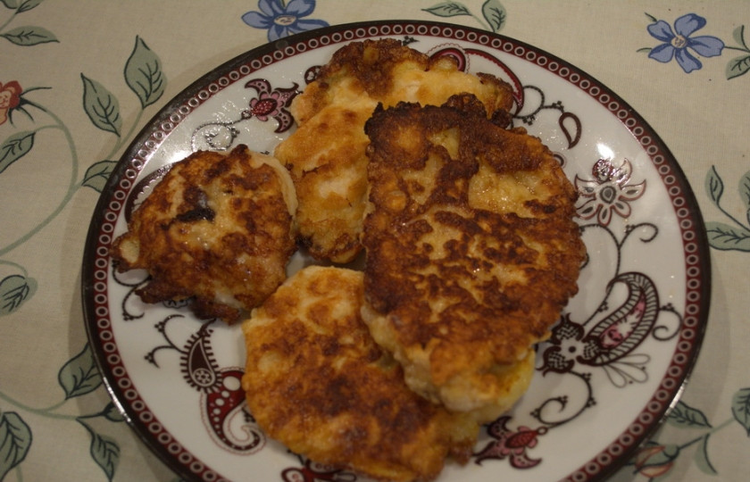 1. Этап. Отбивные с помидорами и сыром: 4. В отдельной тарелке подготовьте муку (1 стакан). Подготовленные отбивные обваляйте в яичной массе, потом в муке и снова в яичной массе. Обжарьте на растительном масле с двух сторон до готовности.