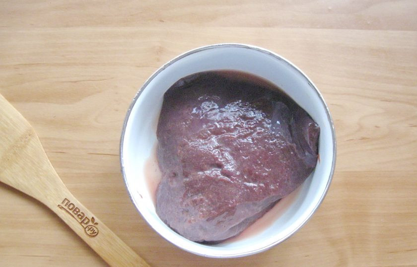 1. Этап. Печень по-еврейски: Говяжью печенку помойте и снимите пленку.