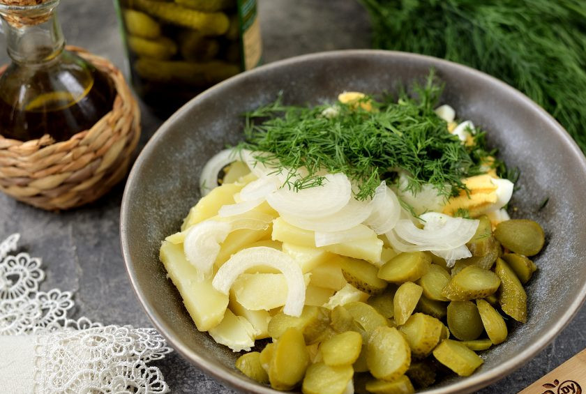 1. Этап. Картофельный салат с маринованными огурцами и луком: Маринованные огурчики порежьте как вам больше нравится, лук лучше нарезать полукольцами, нарубите укроп и переложите все в миску с картофелем и огурцами.