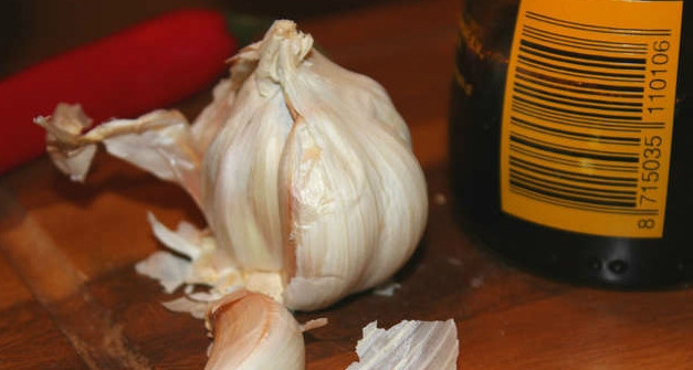 1. Этап. Маринад для лосося в духовке: Затем чистим чеснок, нарезаем его как можно мельче. Также можно натереть его и на крупной терке, тогда чеснок даст аромат. Бросаем чеснок и перец к соусу.