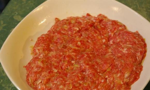 1. Этап. Цеппелины: К фаршу добавьте приправу для мяса, соль и перец. Хорошо перемешайте.