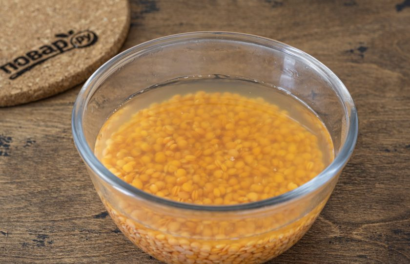 1. Этап. Постные котлеты с псиллиумом: Красную чечевицу замочите на полчаса в горячей воде. Затем слейте воду, промойте чечевицу и откиньте на сито.