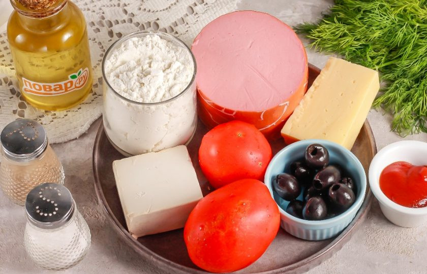 1. Этап. Пицца «Семейная»: Подготовьте указанные ингредиенты. Колбасу и сыр можно использовать любого сорта.