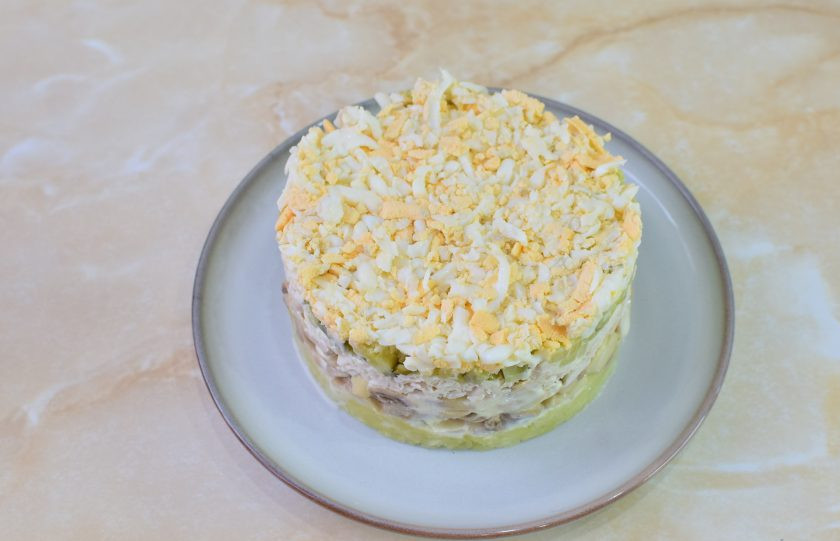 1. Этап. Салат Дубок с курицей и шампиньонами: Последним слоем выложите отварные яйца. Их можно мелко нарезать или потереть на терке. Снимите с салата сервировочное кольцо.