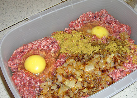 1. Этап. Вкусные мясные котлеты: 2. Фарш разморозим, добавим к нему яйца, смесь со сковороды (вместе с вытопленным жиром), а также соль, перец и приправы по вкусу. Перемешаем.