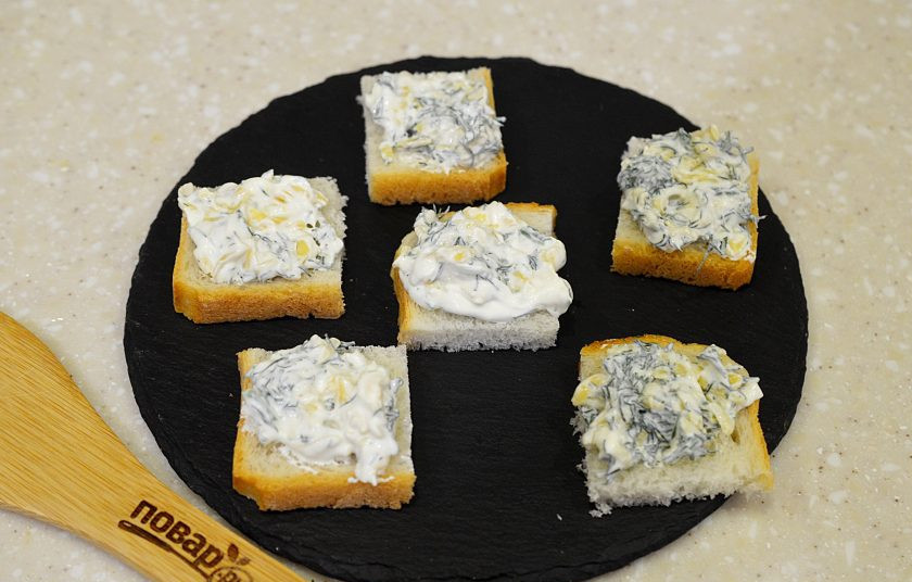 1. Этап. Закуска Свинки: 4. Кусочки хлеба намажьте получившейся массой.