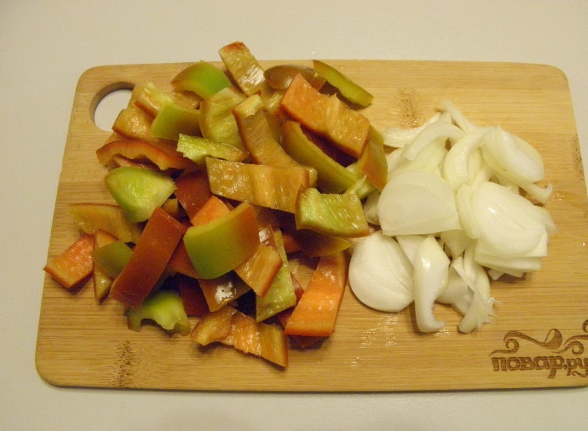 1. Этап. Салат из тыквы на зиму: Очистите лук и порежьте полукольцами. Болгарский перец промойте и высушите, разрежьте, удалите хвостик и семена, порежьте кусочками.