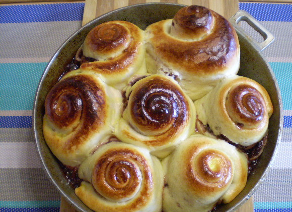 1. Этап. Булочки с вареньем: 13. Выпекаем при 180 градусах 40 минут. Остуживаем в форме. Затем извлекаем. Приятного чаепития! Эти булочки можно приготовить не только с вареньем, также подойдет повидло, вареная сгущенка или просто сливочное масло. Не старайтесь положить начинки много, булочки могут не пропечься.