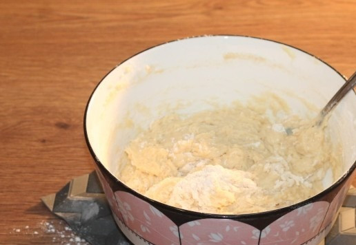 1. Этап. Пирожки с яблочной начинкой: 7. Замешиваем тесто.