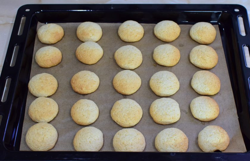1. Этап. Итальянское печенье из сливочного сыра: Готовое печенье немного увеличилось в размере и начало подрумяниваться. Извлеките противень из духовки и печенье остудите.