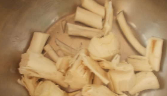 1. Этап. Аджика с хреном и чесноком на зиму: Хрен промойте, очистите и крупно порежьте.