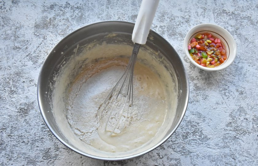 1. Этап. Кексовый кулич на Пасху: К жидким ингредиентам пересыпьте подготовленную сухую смесь. Замесите тесто.