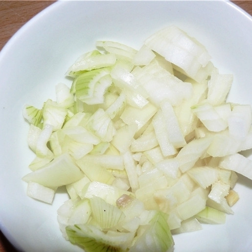 1. Этап. Постные щи: Лук почистить и мелко нарезать.