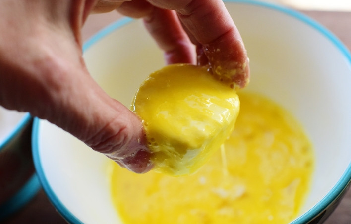 1. Этап. Жареный козий сыр: 5. После сыр окуните во взбитую яичную смесь.