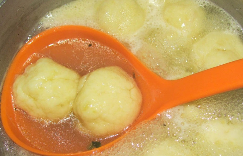 1. Этап. Кнедлики с мясом: Бросаем кнедли в подсоленную воду. Варим в течение 10 минут. В процессе варки мешаем лопаткой. После вынимаем с помощью шумовки.