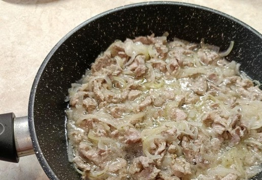 1. Этап. Капустный салат с индейкой и блинчиками: Обжарить лук с мясом до готовности. Масла должно быть приличное количество, т. к. это будет заправка для салата.