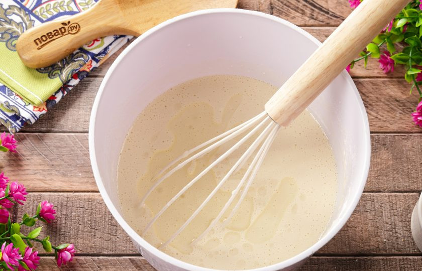 1. Этап. Блины на простокваше: Перемешайте тесто до однородного состояния, чтобы не было комочков и влейте масло.
