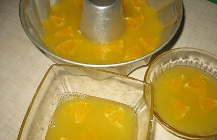 1. Этап. Желе с агар-агаром: Теперь разливаем сок с агаром по формам и выкладываем в него нарезанные фрукты (у меня это апельсин).