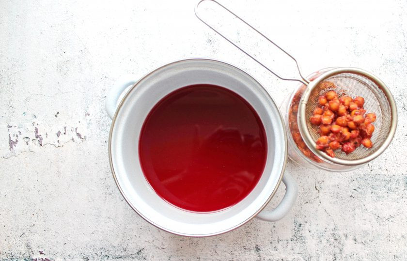 1. Этап. Настойка на косточках вишни: Процедите самогон от косточек через мелкое сито.