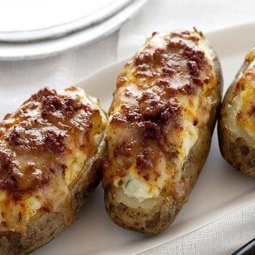 1. Этап. Дважды запеченный картофель: Готово! Подавать это блюдо нужно только горячим. Очень хорошо сочетается со сметаной и свежей зеленью. Приятного аппетита! :)