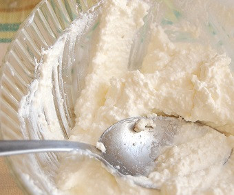 1. Этап. Тарталетки с селедкой: 5. Творог тщательно размять, чтобы не было комочков (можно протереть через сито) и добавить небольшое количество сметаны, чтобы масса была более мягкой.