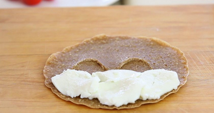 1. Этап. Гречневые блины с начинкой: 7. По дугами выложите сыр. Сверху авокадо.