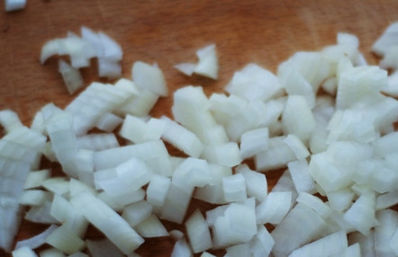 1. Этап. Гуляш из баранины с подливкой: Чистим лук и нарезаем кубиками.